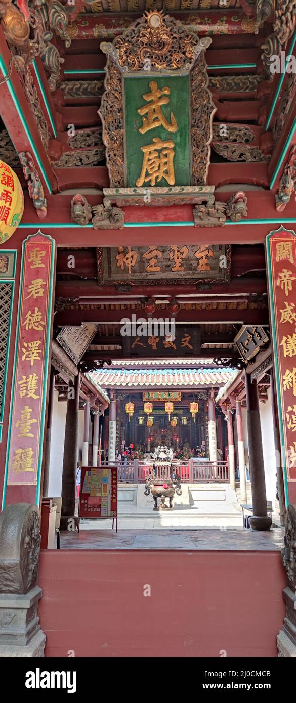 Temple Wu, Tainan - 16 mars 2022 : le toit souple et ondulant du style 'Double eaves Xieshan' avec un mur rouge entier est l'impression de nombreux peopl Banque D'Images