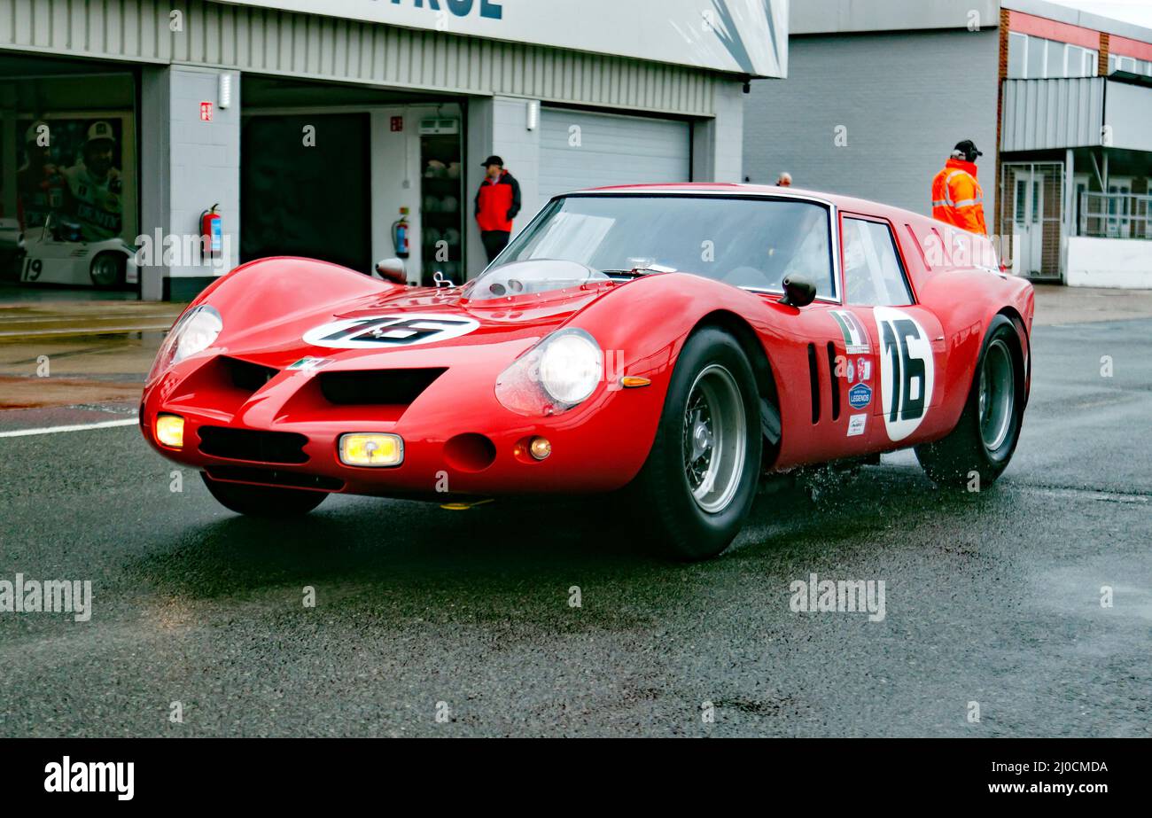 Martin Halusa pilotant une 1961, Ferrari 250 GT SWB pendant la qualification pour le Trophée touristique RAC pour les GTCars historiques avant '63 Banque D'Images