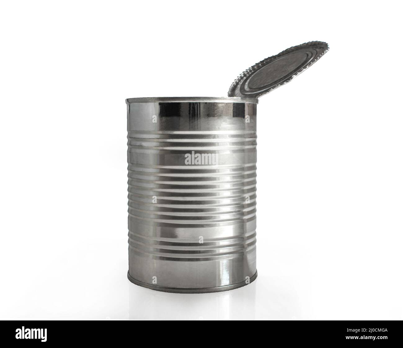 Boîte ouverte isolée sur fond blanc. Conteneur d'aliments métalliques Banque D'Images