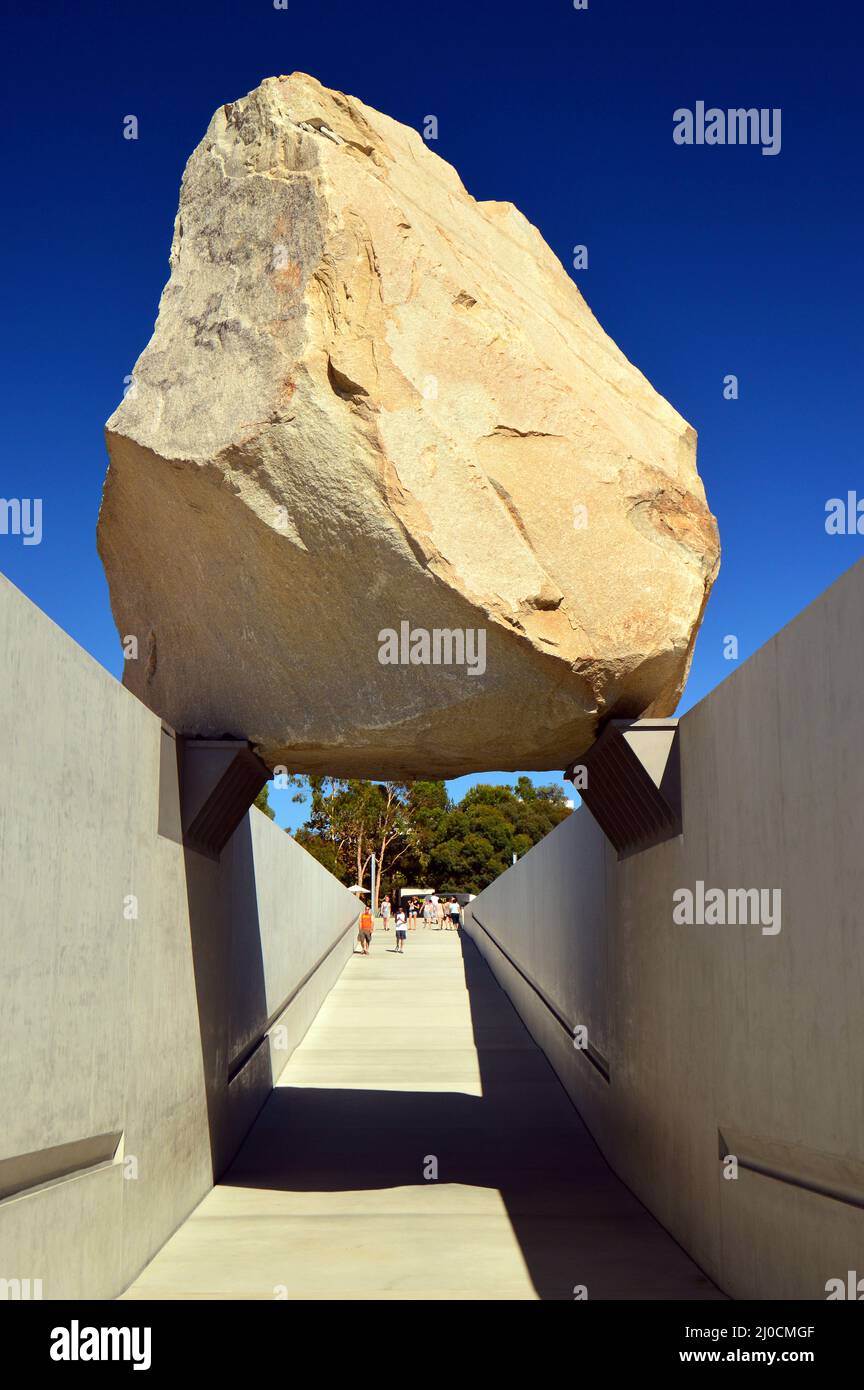 La sculpture de Michael Hiezer leva Mass à Los Angeles ose les visiteurs à marcher sous le gros rocher Banque D'Images