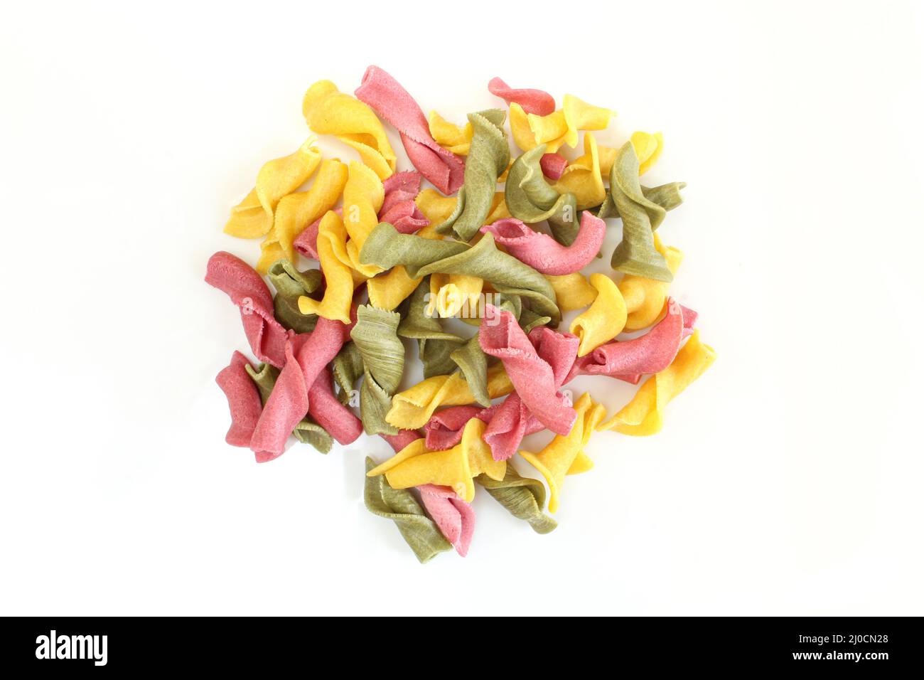 Pile de pâtes Campanelle colorées isolées sur fond blanc. Pâtes italiennes crues non cuites Banque D'Images