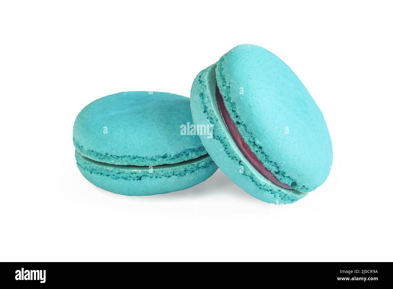 Macarons bleus isolés sur fond blanc. Gros plan sur un délicieux dessert français Banque D'Images