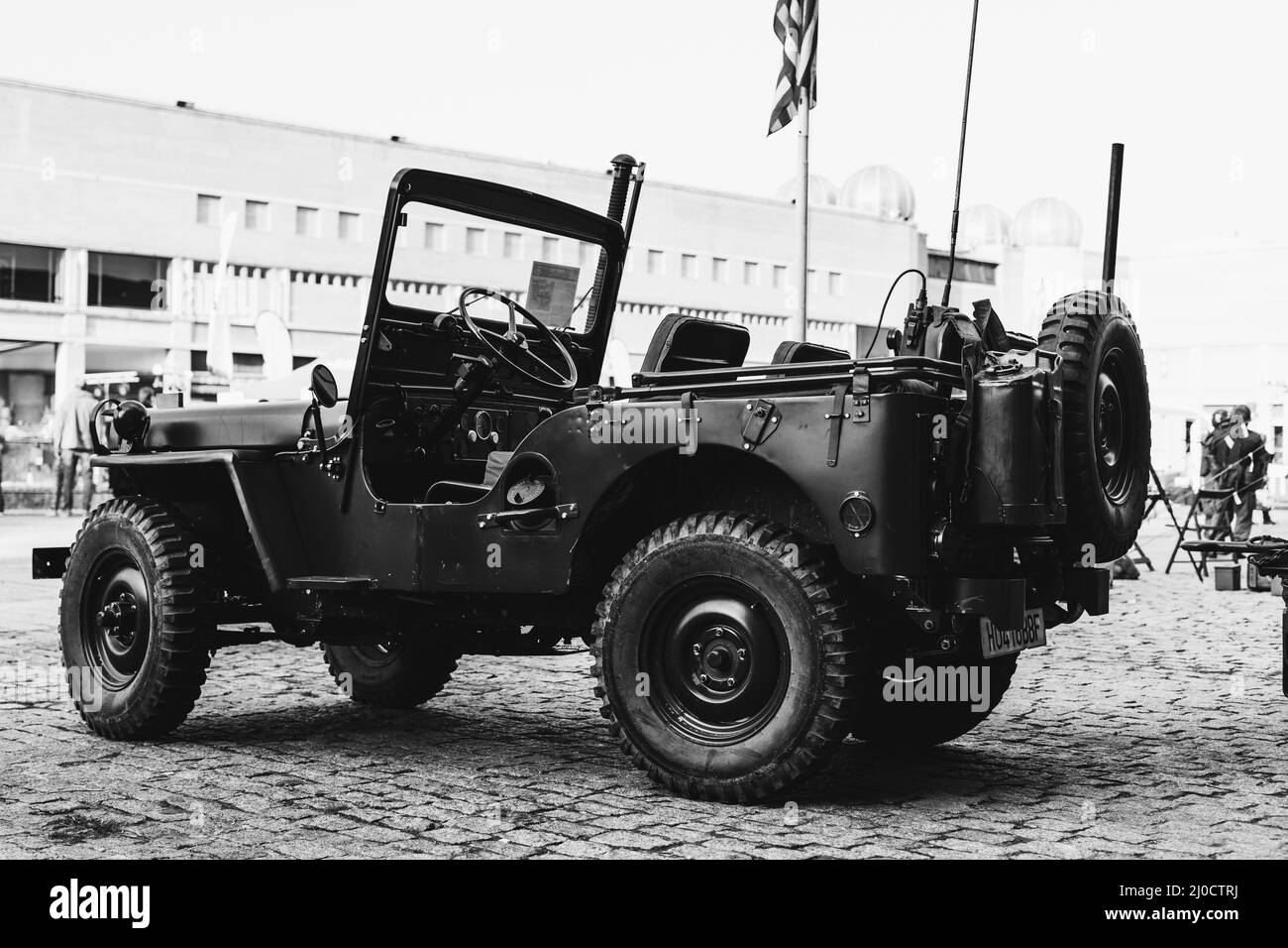 Gros plan d'une vieille voiture de sport militaire d'époque Jeep Willys M38 en niveaux de gris Banque D'Images