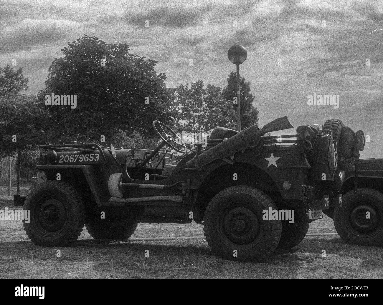 Gros plan d'un vus militaire classique Jeep Willys en niveaux de gris Banque D'Images