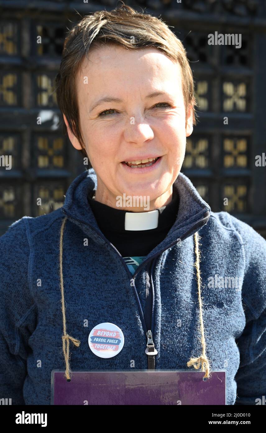 18th mars 2022. Londres, Royaume-Uni. Le Révérend Vanessa Aston a rejoint la vigile de Christian Climate actions « Beyond Fossil Fuels Together » et à l'extérieur des chambres du Parlement, de la place du Parlement, de Westminster. Crédit : michael melia/Alay Live News Banque D'Images