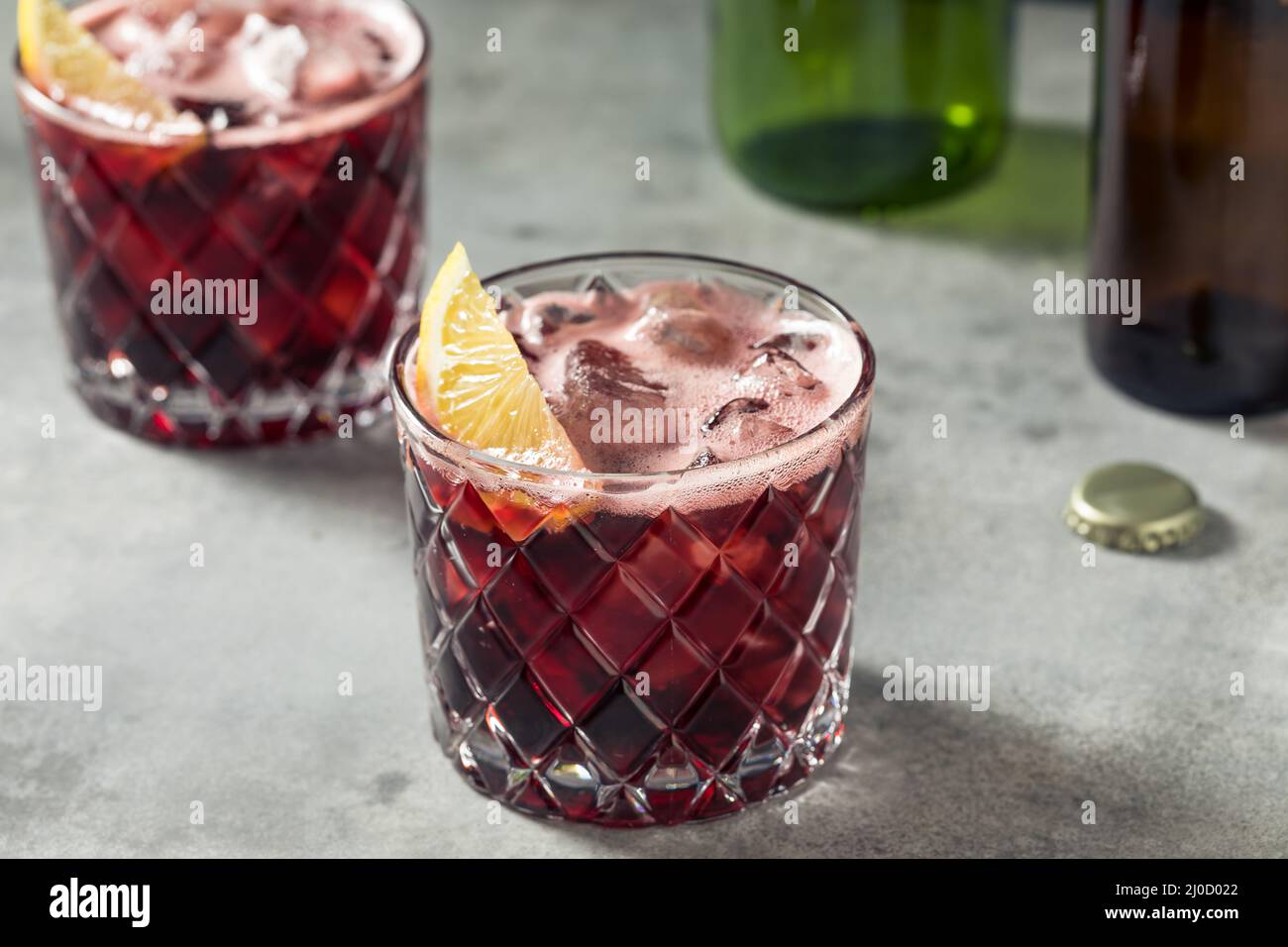 Boimotxo vin rouge et Coca-Cola accompagné d'une garniture au citron Banque D'Images