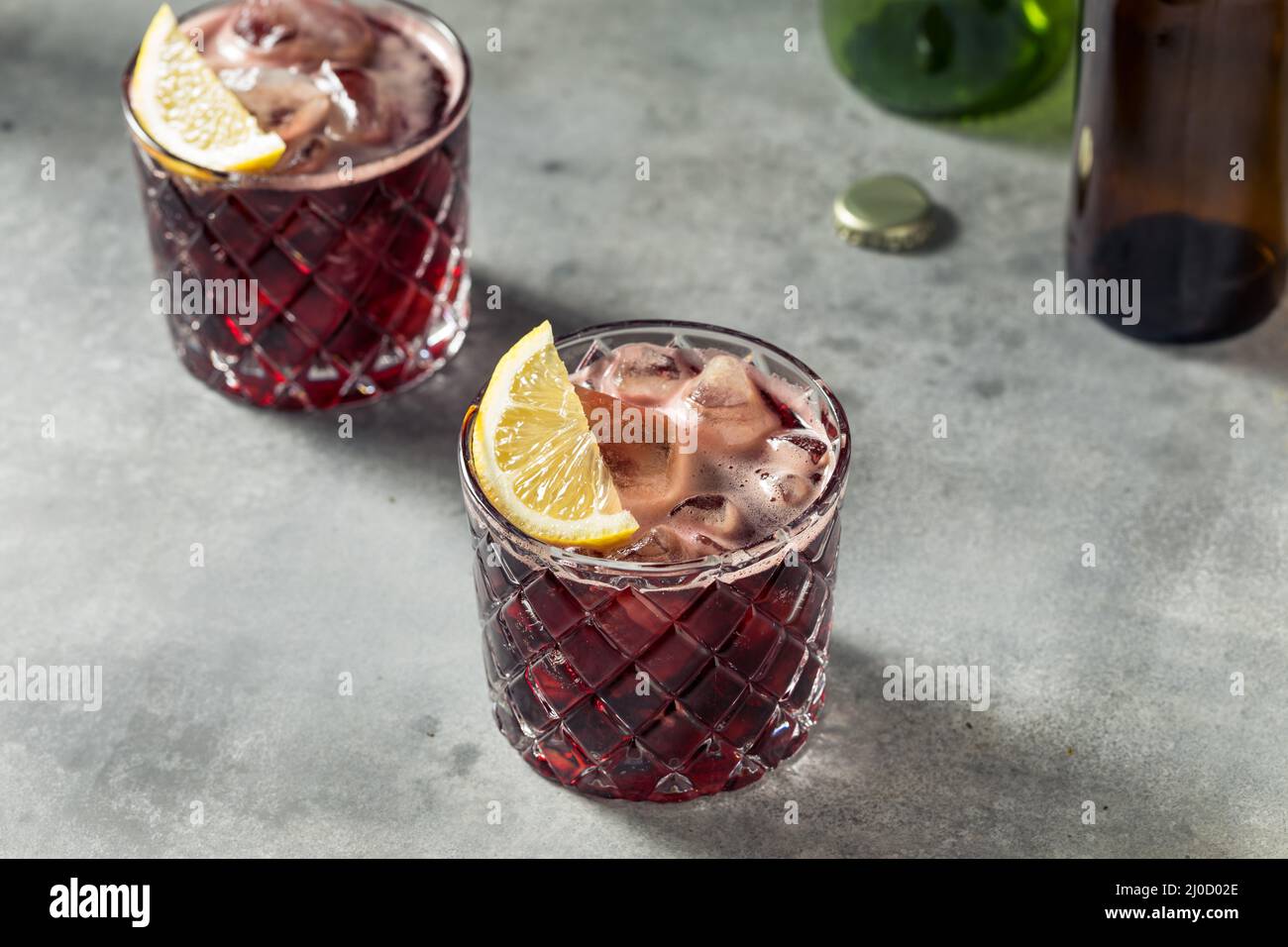 Boimotxo vin rouge et Coca-Cola accompagné d'une garniture au citron Banque D'Images