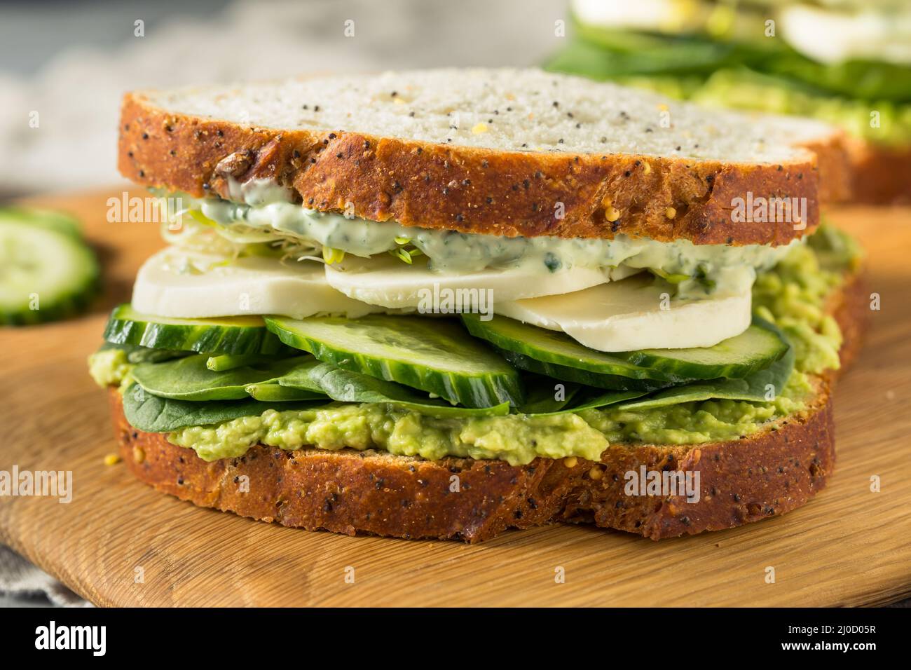 Sandwich maison à la Déesse verte saine avec avocat Mozarella et concombres Banque D'Images