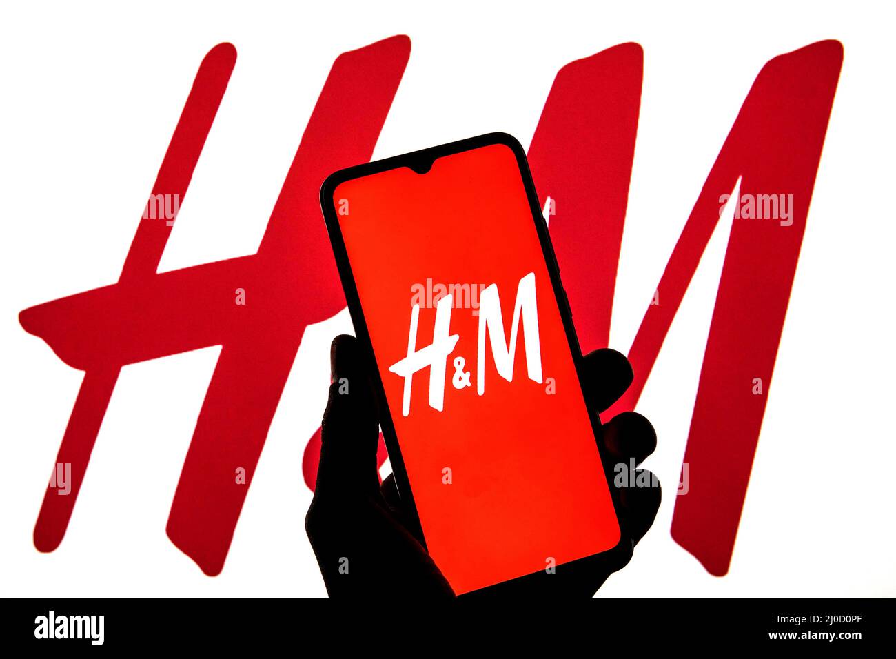 Espagne. 11th mars 2022. Sur cette photo, le logo H&M est affiché sur un smartphone avec le logo H&M en arrière-plan. (Photo de Thiago Prudencio/SOPA Images/Sipa USA) crédit: SIPA USA/Alay Live News Banque D'Images