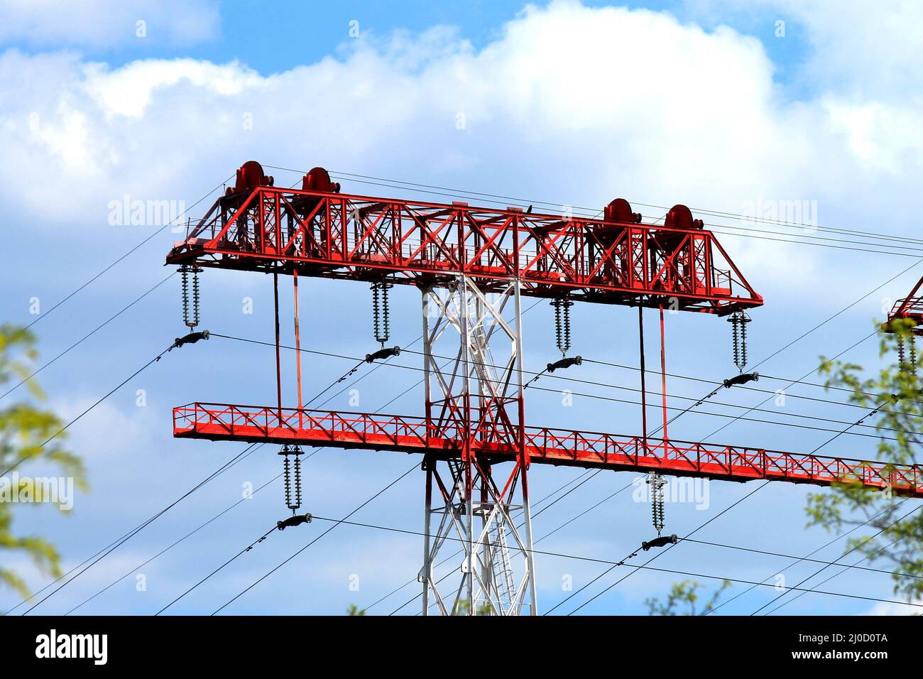 Le mât de ligne haute tension va de la centrale hydroélectrique de Dnieper, centrale nucléaire de Zaporozhye. Zaporizhzhia, Energodar, Ukraine Banque D'Images