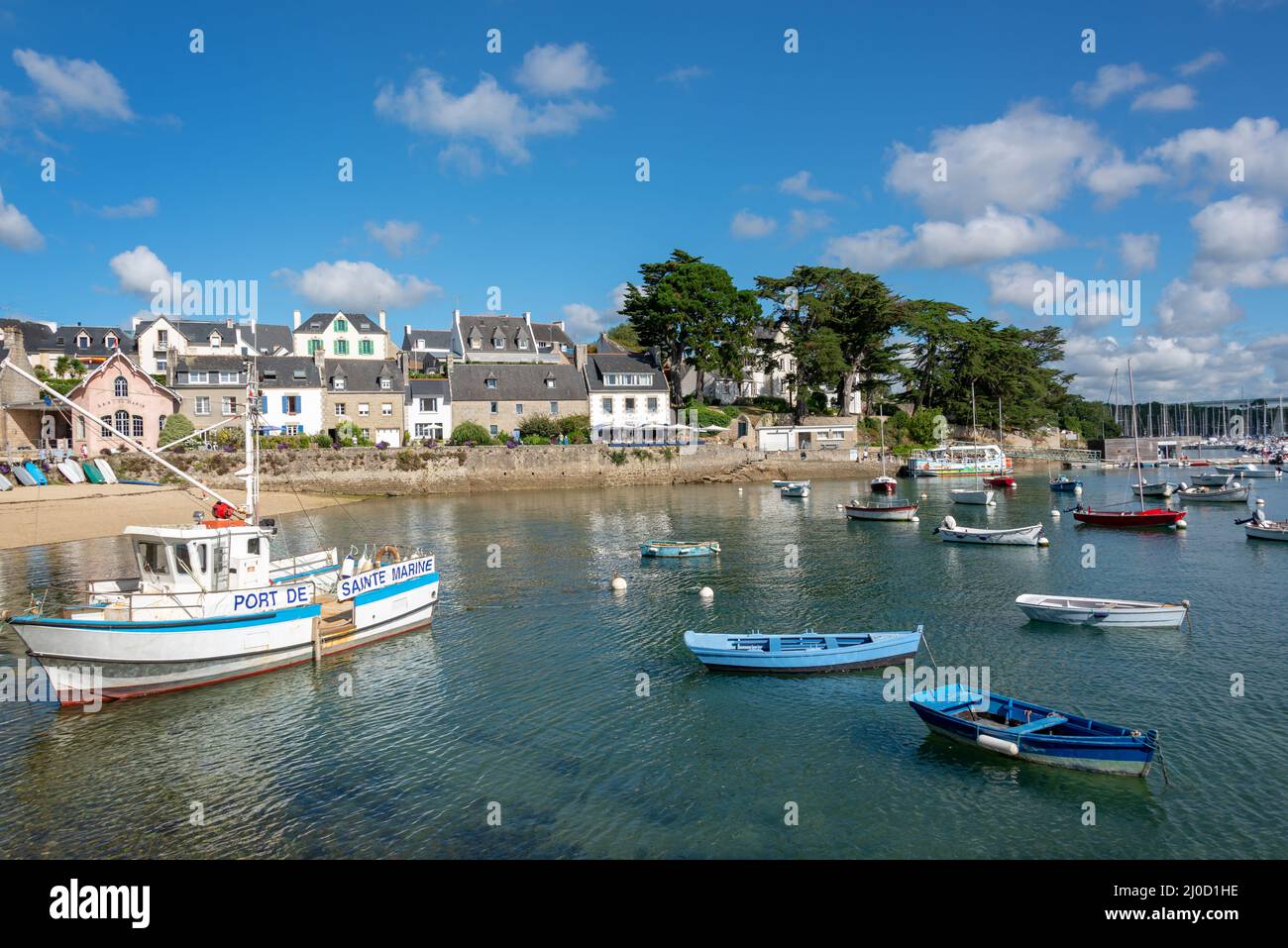 Vue sur le pittoresque port de Sainte Marine dans le Finistère, Bretagne, France Banque D'Images