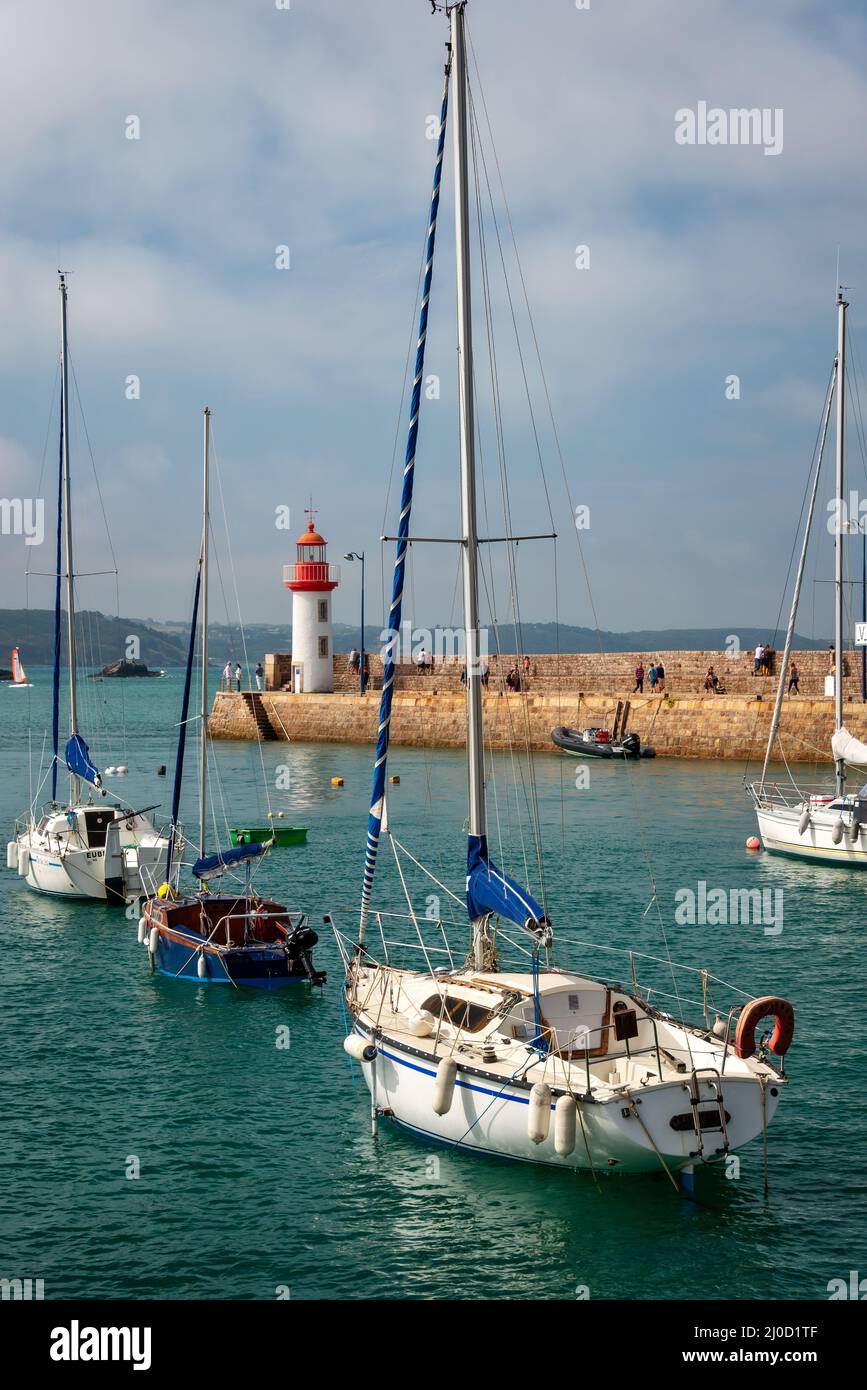 Bateaux dans le port pittoresque d'Erquy, Côtes d'Armor, Bretagne, France Banque D'Images
