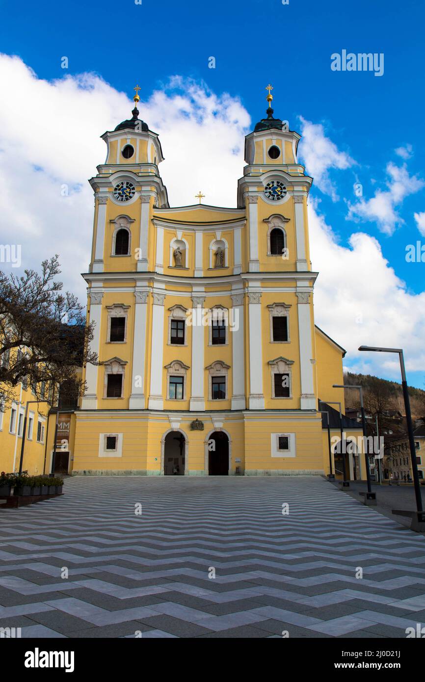 L'ancienne église du monastère et la basilique Saint-Michel d'aujourd'hui à Mondsee, Salzkammergut, haute-Autriche Banque D'Images