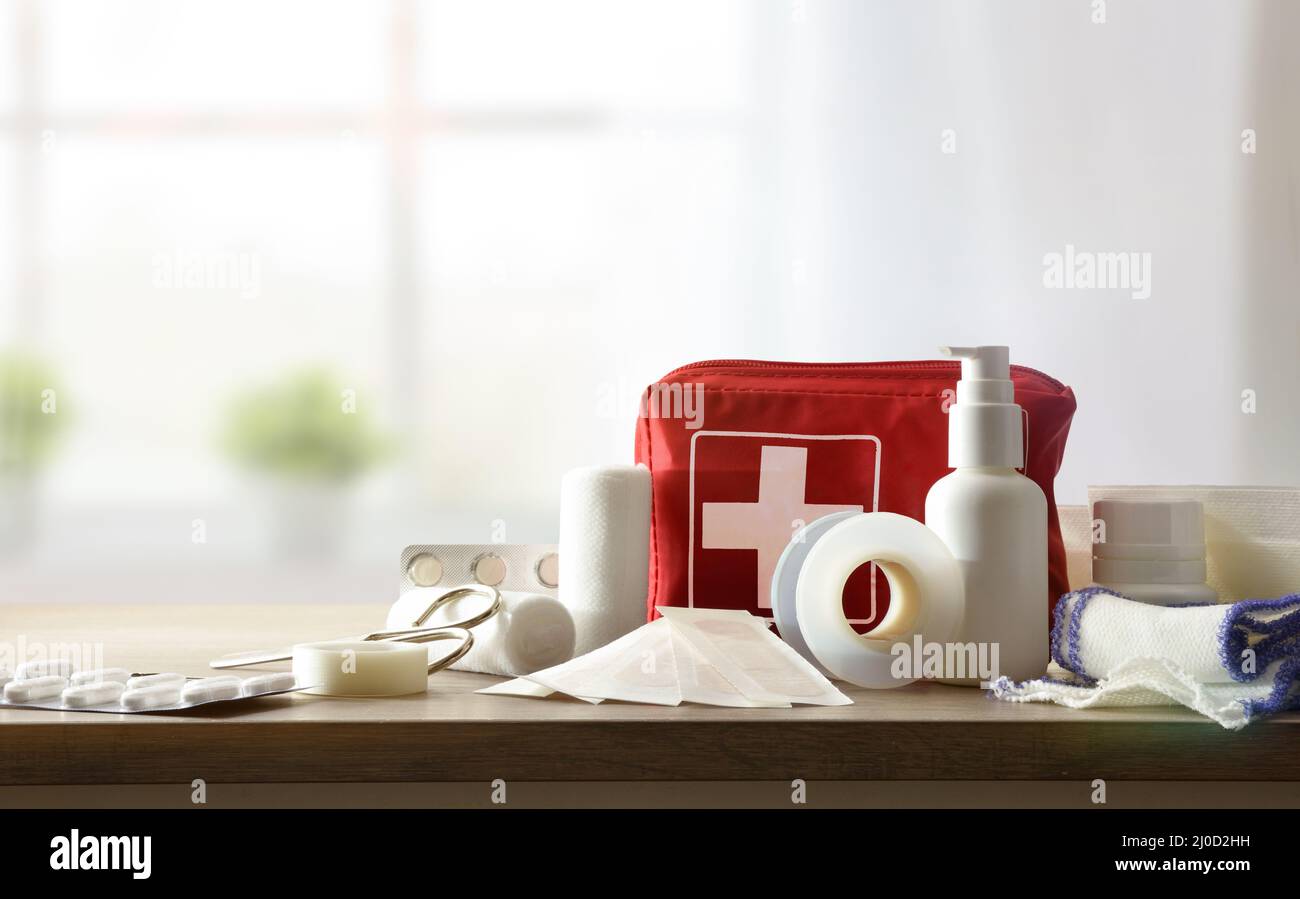 Kit de base pour les remèdes en cas d'accident domestique sur une table en bois dans une pièce. Composition horizontale. Vue avant. Banque D'Images