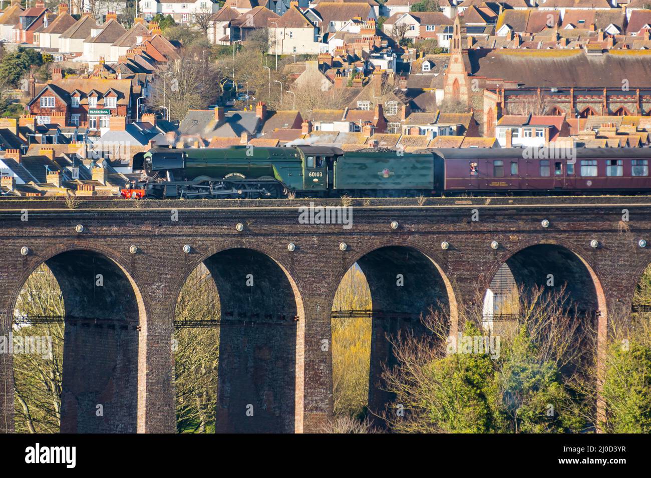 La célèbre locomotive à vapeur Flying Scotsman, propriété du National Railway Museum, passe par un viaduc à travers Folkestone, de Londres via Canterbury, Banque D'Images