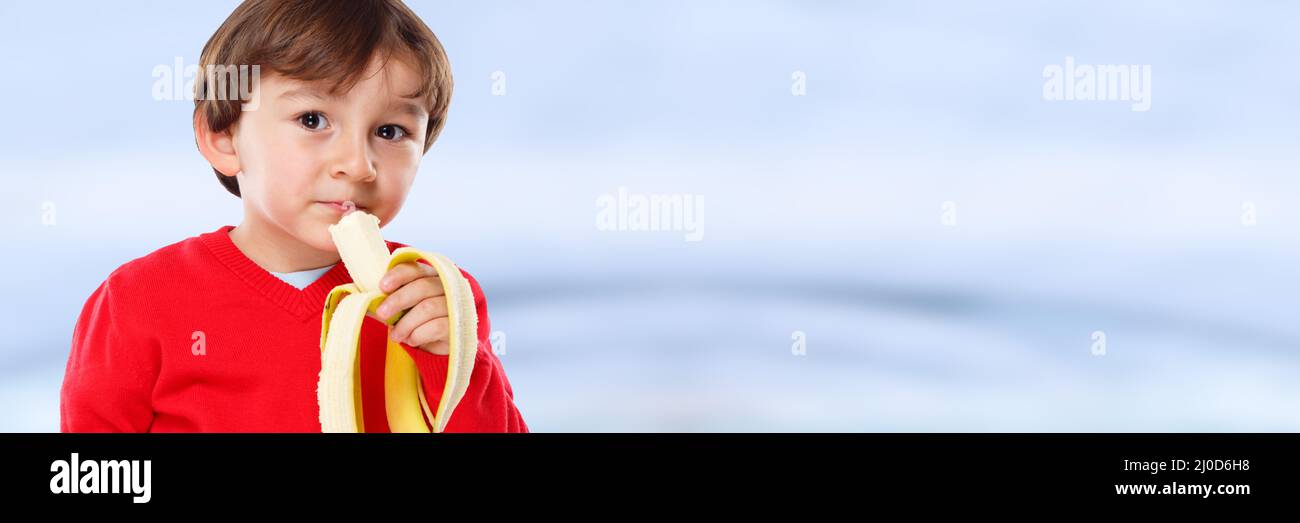 Enfant banane fruit manger sain diète texte espace libre copyspace Banque D'Images