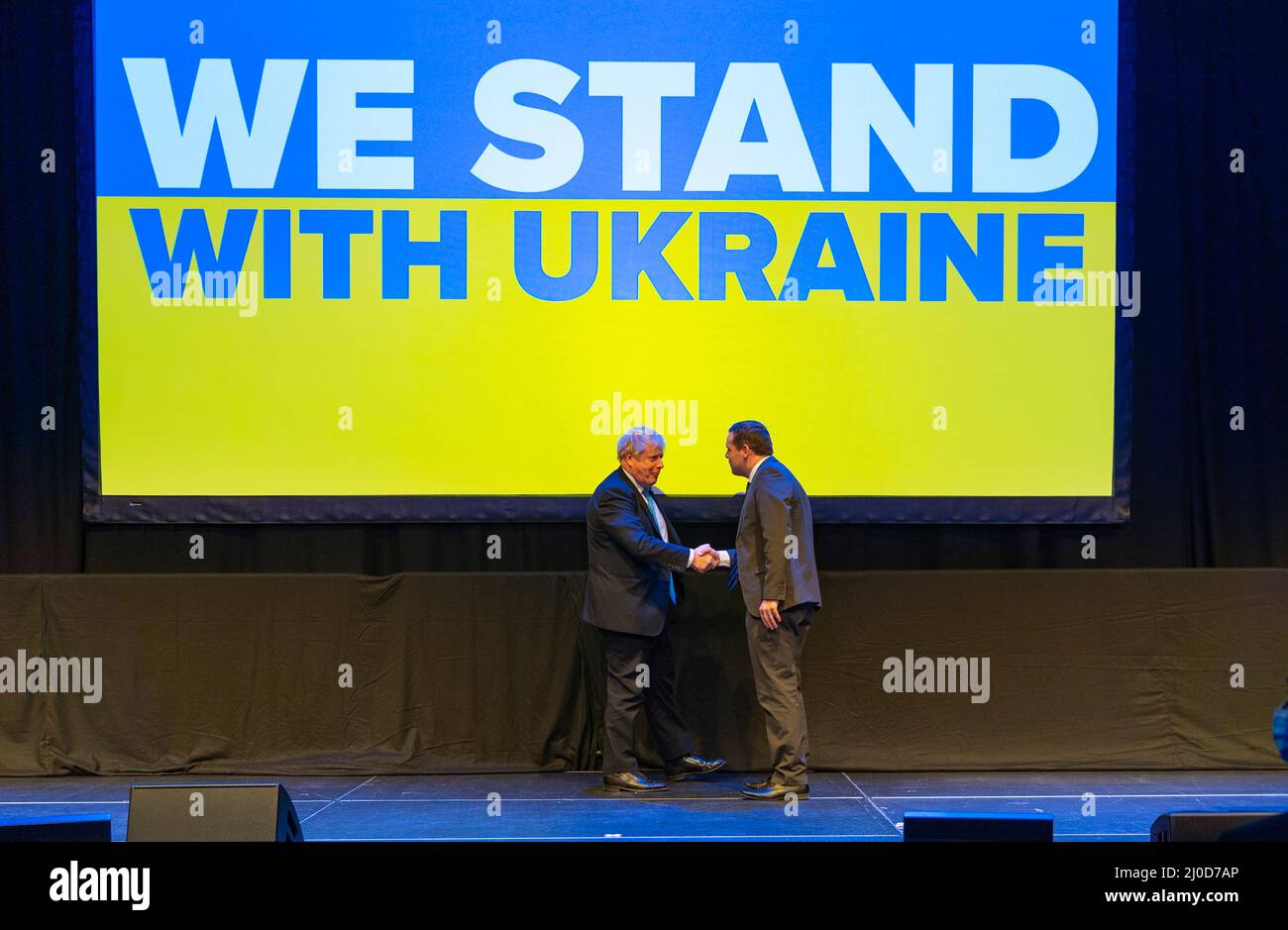 Aberdeen, Écosse, Royaume-Uni. 18th mars 2022. Le Premier ministre Boris Johnson rencontre le dirigeant conservateur écossais Douglas Ross avec une poignée de main lors de la Conférence du parti conservateur écossais 2022 à la conférence P&J à Aberdeen, en Écosse. Iain Masterton/Alay Live News Banque D'Images