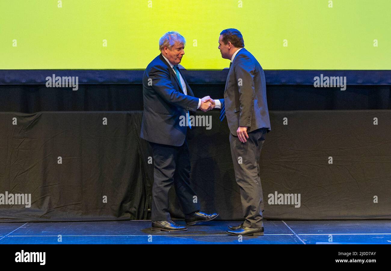 Aberdeen, Écosse, Royaume-Uni. 18th mars 2022. Le Premier ministre Boris Johnson rencontre le dirigeant conservateur écossais Douglas Ross avec une poignée de main lors de la Conférence du parti conservateur écossais 2022 à la conférence P&J à Aberdeen, en Écosse. Iain Masterton/Alay Live News Banque D'Images