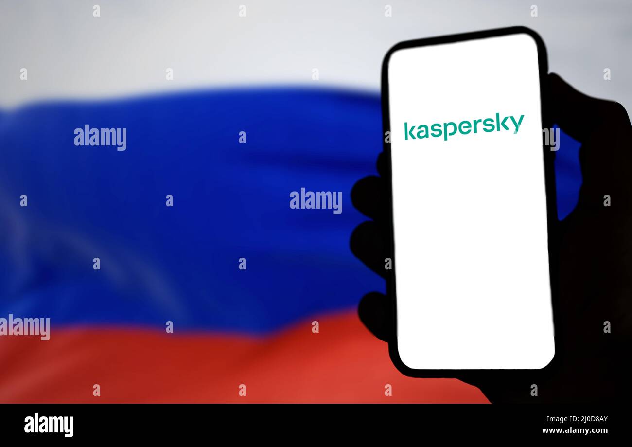 Rome, Italie, mars 2022 : le logo de l'antivirus Kaspersky sur l'écran d'un téléphone portable avec un drapeau russe flou en arrière-plan Banque D'Images