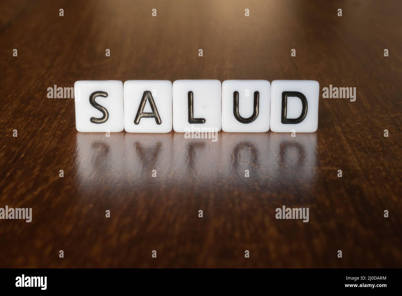 3D message de santé (Salud) sur fond de bois avec réflexion Banque D'Images