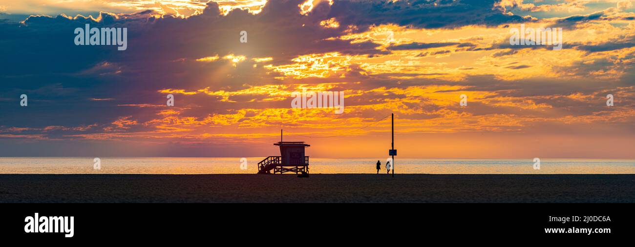 Cabine de sauveteur au coucher du soleil sur l'océan à Santa Monica, Californie, États-Unis d'Amérique Banque D'Images