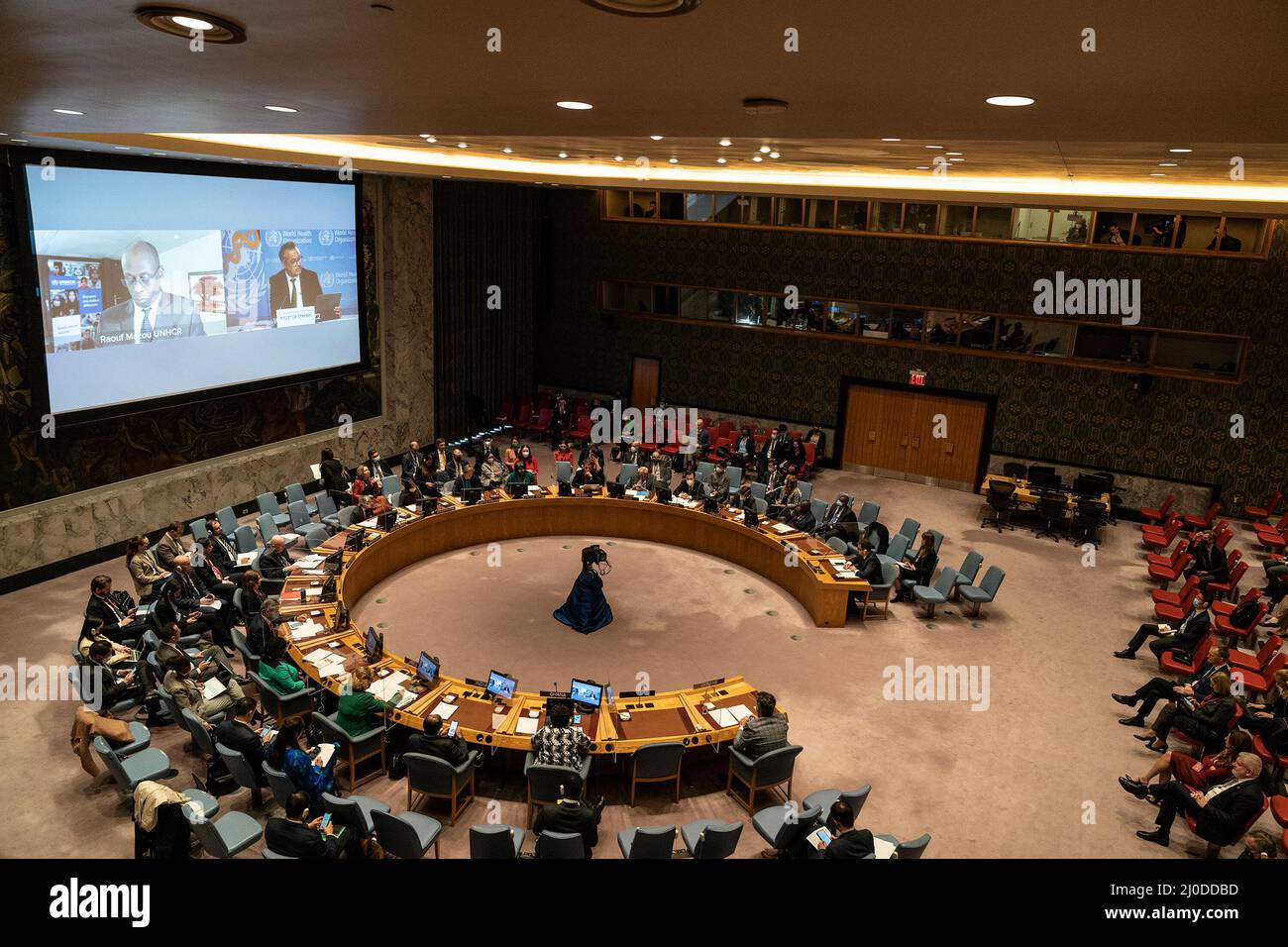 Raouf Mazou, Haut Commissaire adjoint aux opérations, Haut Commissariat des Nations Unies pour les réfugiés (HCR) et M. Tedros Adhanom Ghebreyesus, Le Directeur général de l’Organisation mondiale de la santé s’est joint à la quasi-réunion du Conseil de sécurité sur la résolution concernant l’aide humanitaire à l’Ukraine au siège de l’ONU. Plus d’une semaine s’est écoulée depuis que la France et le Mexique ont proposé une résolution sur l’aide humanitaire à l’Ukraine, la Russie n’est pas d’accord avec elle et a finalement présenté sa propre résolution, Le résultat le plus probable de deux résolutions concurrentes s'il faut les voter pour elles à la session complète de l'Assemblée générale (photo par Banque D'Images