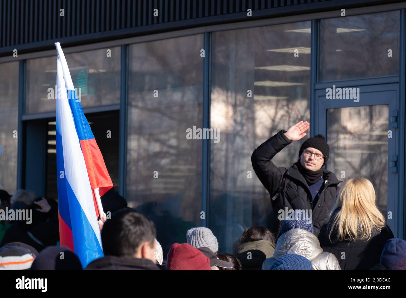 18.03.2022. Russie, Moscou. Le jour de la réunification de la Crimée et de Sébastopol avec la Russie les peuples détiennent des drapeaux alors qu'ils attendent le début du concert marquant le huitième anniversaire du référendum sur le statut d'État de la Crimée et de Sébastopol et sa réunification avec la Russie, à Moscou, en Russie. La Crimée a rejoint la Russie en 2014 après que 97 pour cent des habitants de la péninsule aient voté en faveur de cette décision par référendum Banque D'Images