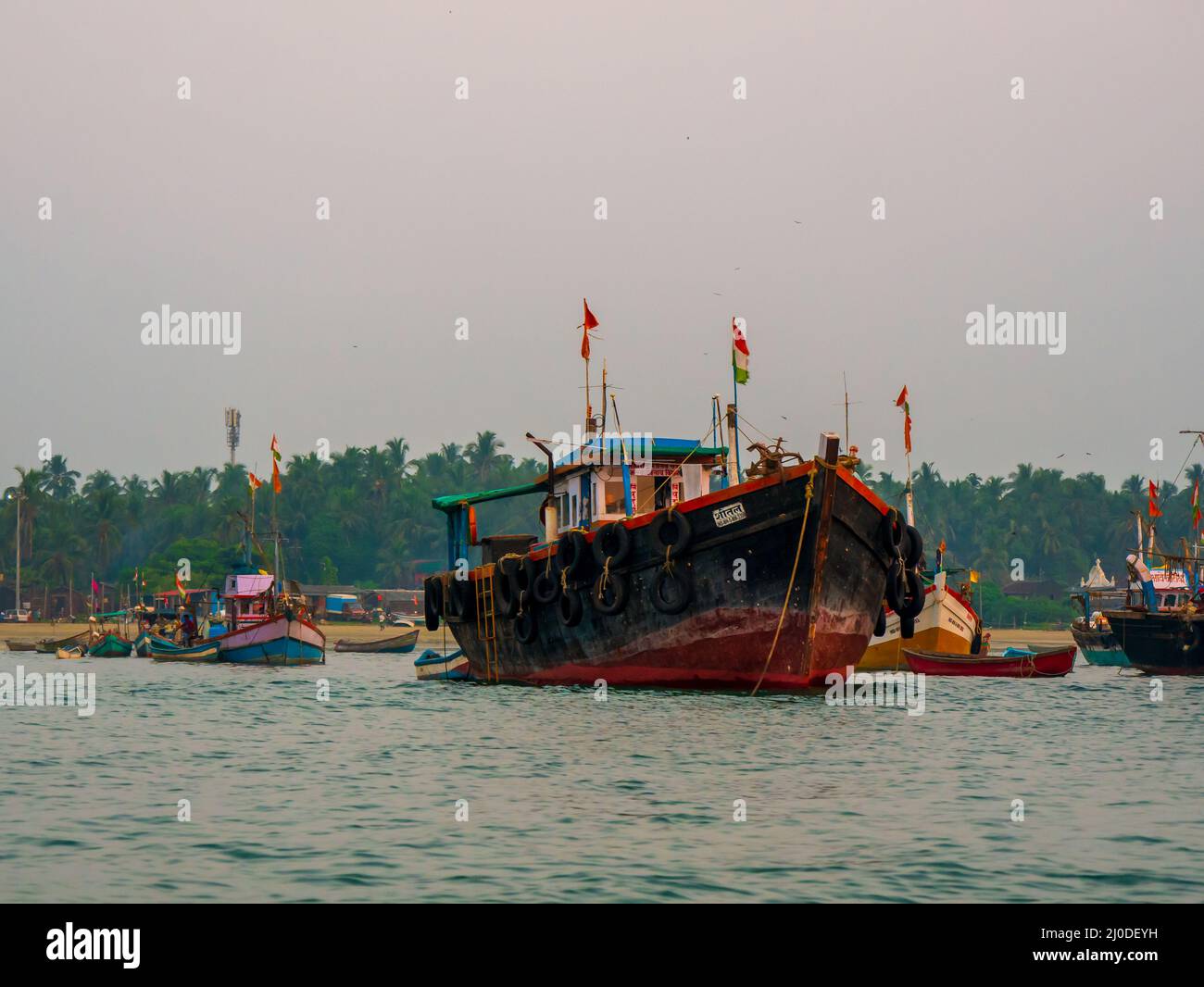 Sindhudurg, INDE - 23 décembre 2021 : bateau de pêche de type Troller dans la région côtière du maharashtra. Quartier de Sindhudurg classé dans le 30 touriste favori de Banque D'Images