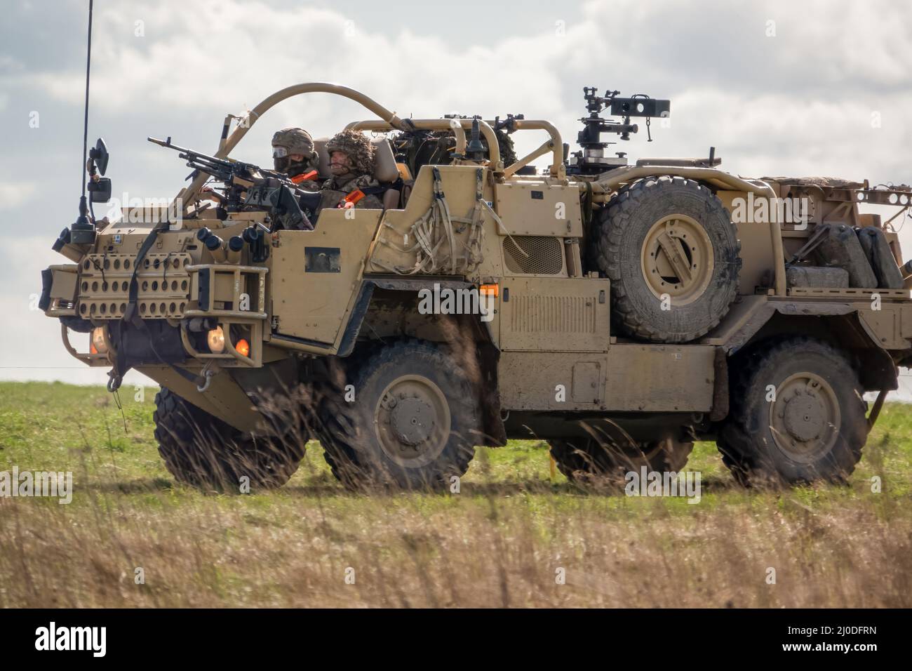 L'armée britannique Supacan Jackal 4x4 d'assaut rapide, de soutien au feu et de véhicule de reconnaissance en action lors d'un exercice d'entraînement de combat militaire, Wiltshire Royaume-Uni Banque D'Images