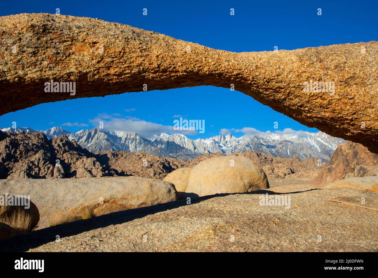 Mt Whitney et Lone Pine Peak Through Arch, Alabama Hills Recreation Area, Bishop District Bureau of Land Management, Californie Banque D'Images