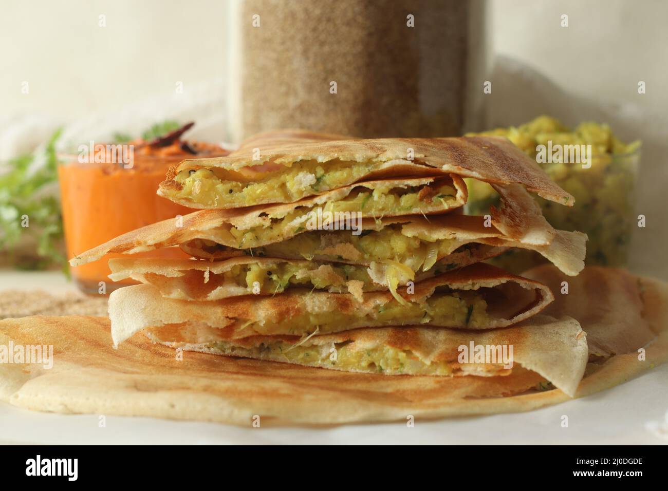 Crêpes croustillantes faites de pâte de petits millet fermenté et de lentilles. Servi plié avec une purée de pommes de terre au centre. Communément connu sous le nom de petit millet masa Banque D'Images