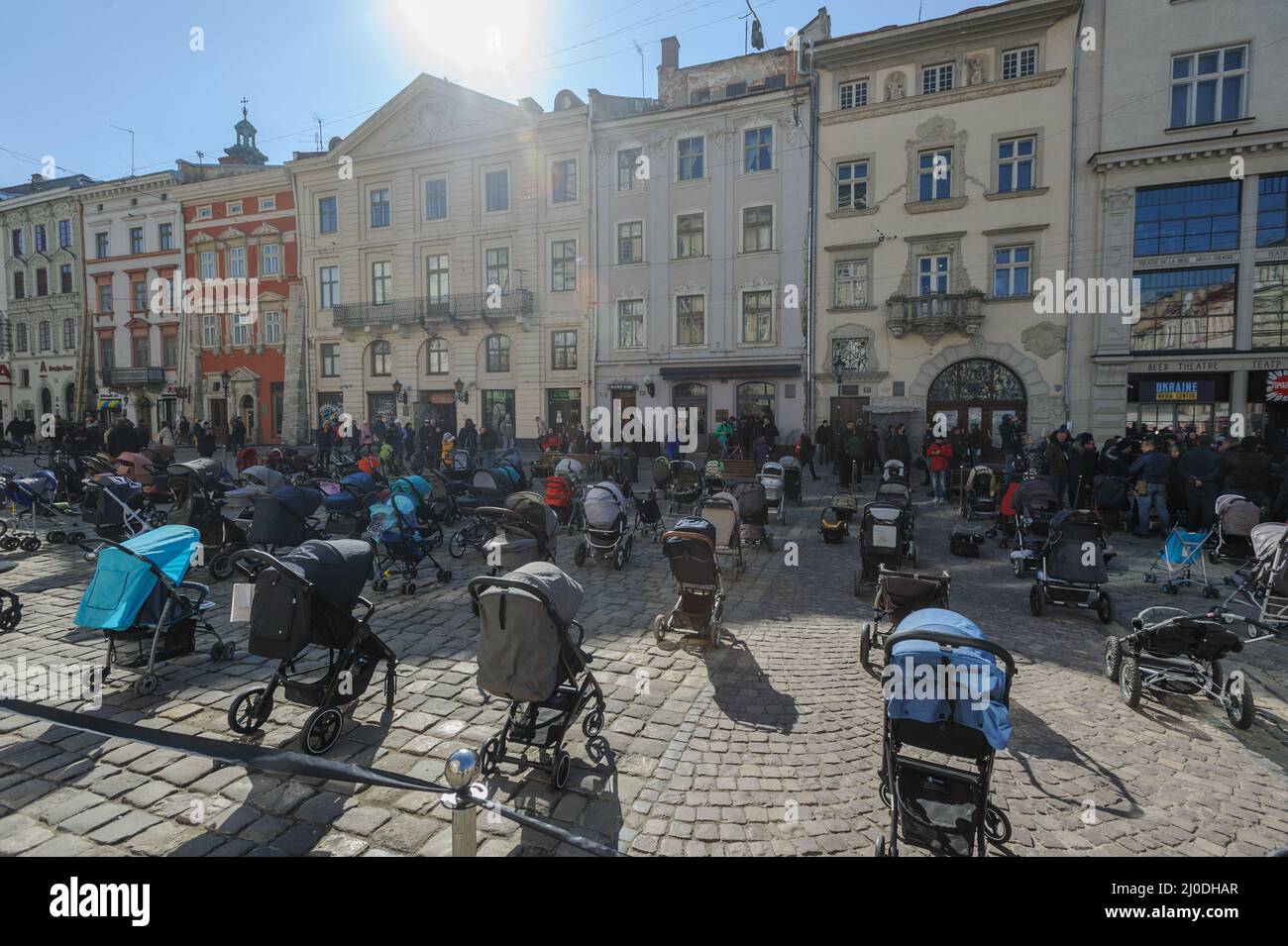 Lviv, Ukraine 18 mars 2022. L'action sociale « le prix de la guerre », dont le but est d'attirer l'attention sur la mort d'enfants ukrainiens innocents. 109 landaus ont été placés sur la place Rynok comme symbole de 109 enfants tués depuis l'invasion russe à grande échelle. Banque D'Images