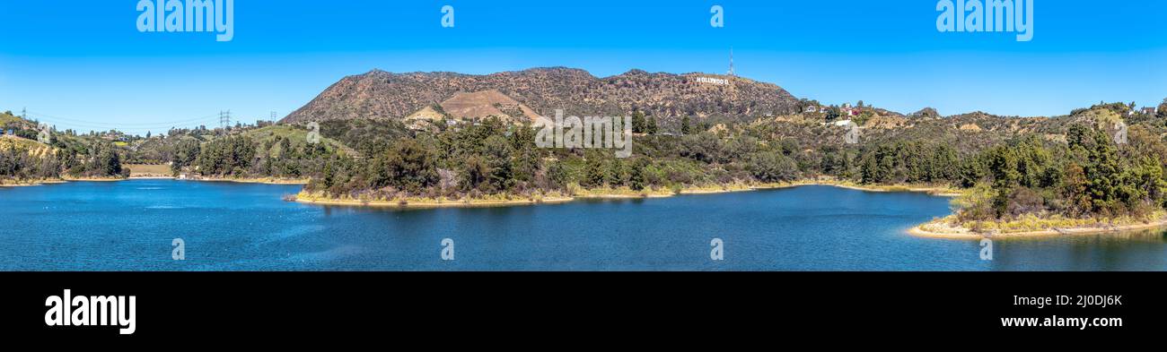 Un panorama sur le lac Hollywood dans la capitale de la scène de Californie à Los Angeles montre le signe Hollywood en arrière-plan et le réservoir calme l Banque D'Images