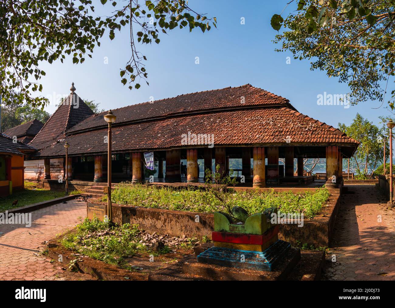 Malvan, INDE - 19 décembre 2021 : Temple Bhagavati, ancien temple à l'architecture traditionnelle situé près du lac Dhamapur Banque D'Images