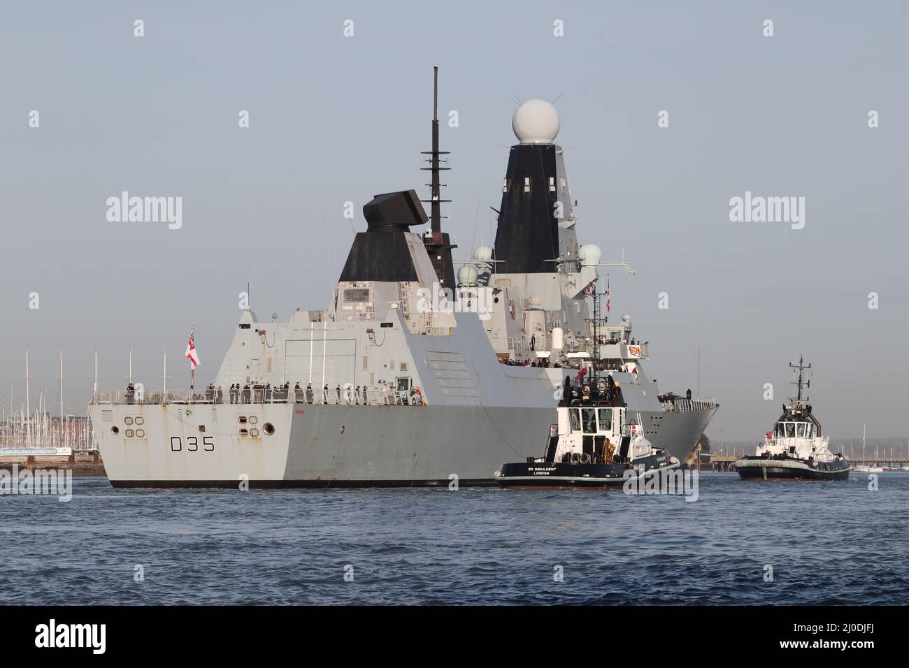 Des remorqueurs escortent le destroyer de classe audacieuse de type 45 de la Marine royale, le HMS DRAGON, vers un poste d'amarrage dans la base navale Banque D'Images