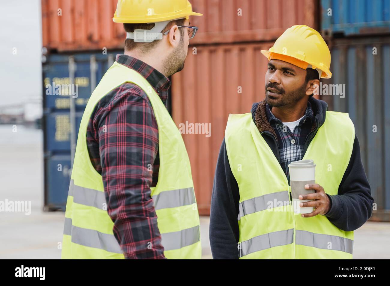 Opérateurs industriels multiethniques travaillant à l'intérieur du terminal portuaire international de conteneurs - opérations de logistique de fret - accent sur l'homme ouvrier indien Banque D'Images