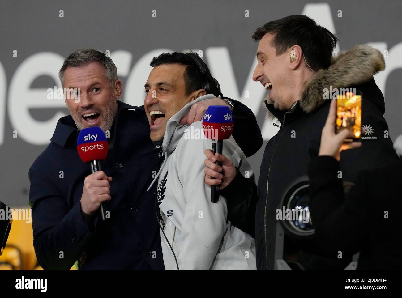 Wolverhampton, Royaume-Uni.18th mars 2022. Jamie Carragher et Gary Neville, experts de Sky Sports, s'impliquent dans le système de PA du stade et tentent de trouver une place de dj lors du match de la Premier League à Molineux, Wolverhampton. Credit: Sportimage/Alay Live News Banque D'Images