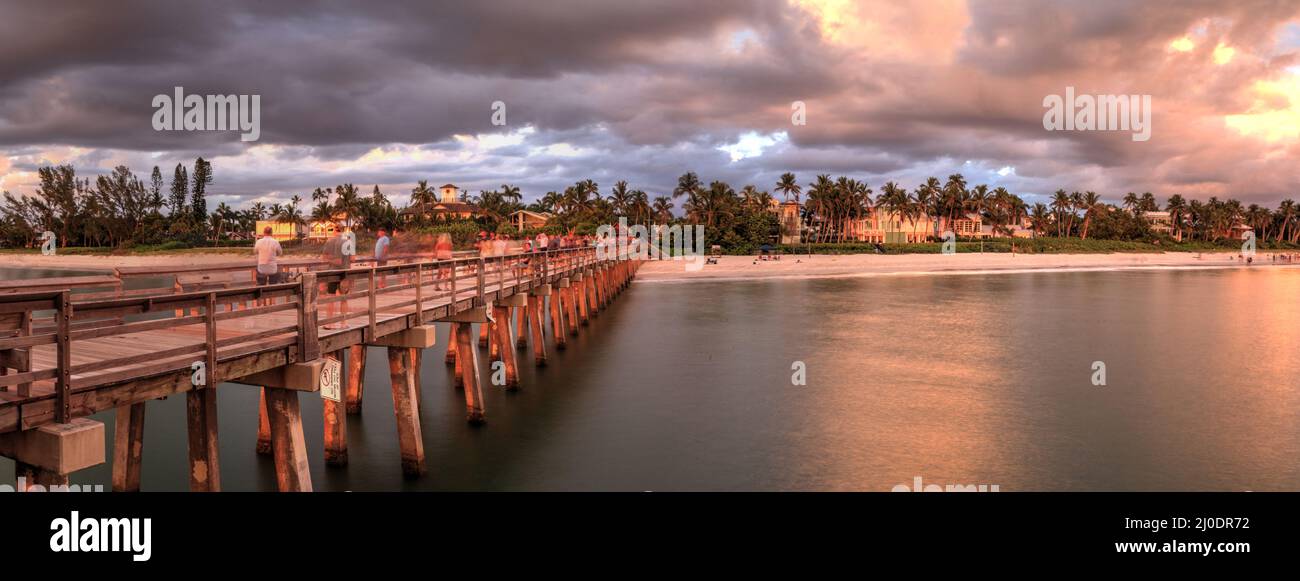 Coucher de soleil rose et violet au-dessus de l'embarcadère de Naples sur la côte du golfe de Naples, Floride Banque D'Images