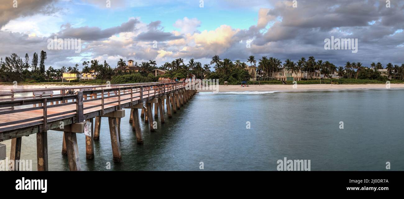 Coucher de soleil rose et violet au-dessus de l'embarcadère de Naples sur la côte du golfe de Naples, Floride Banque D'Images