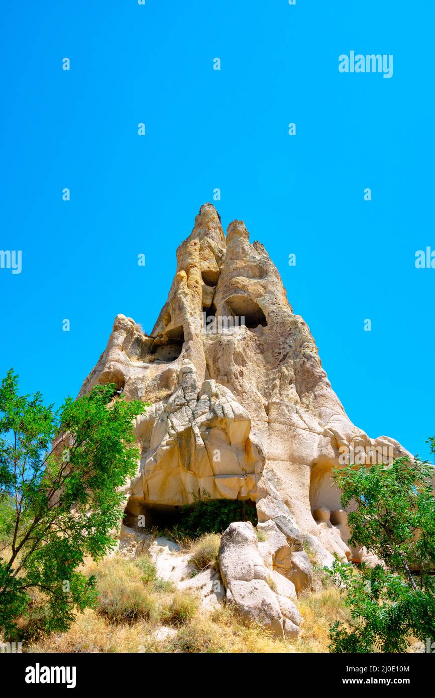 Cheminée de fées dans le musée en plein air de Goreme en Cappadoce Nevsehir Turquie. Voyage en Turquie photo d'arrière-plan vertical. Banque D'Images