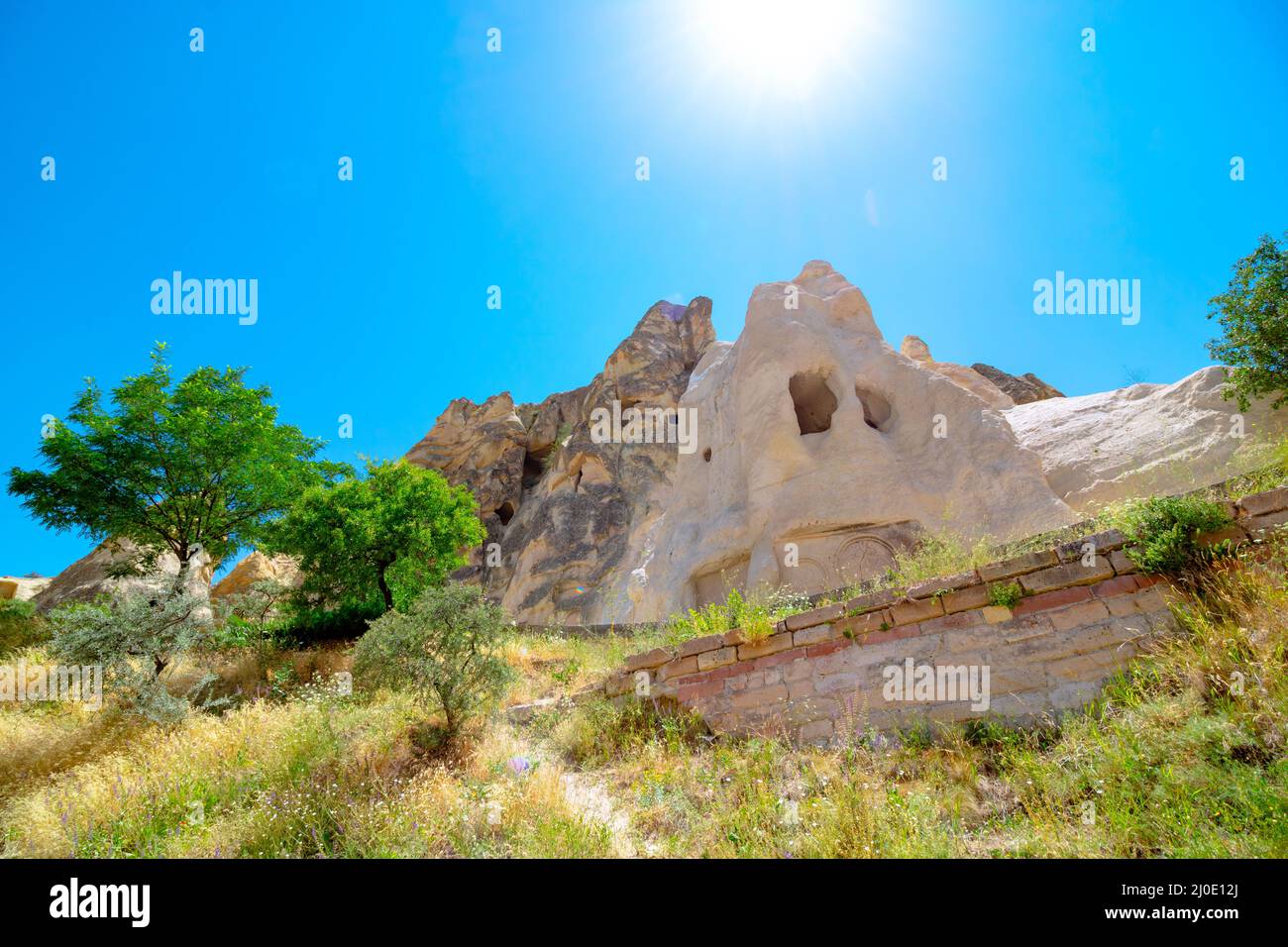 Musée en plein air de Göreme. Vue à angle bas des cheminées de fées dans le muesum en plein air de Goreme en Cappadoce Turquie. Voyage en Turquie photo de fond. Banque D'Images