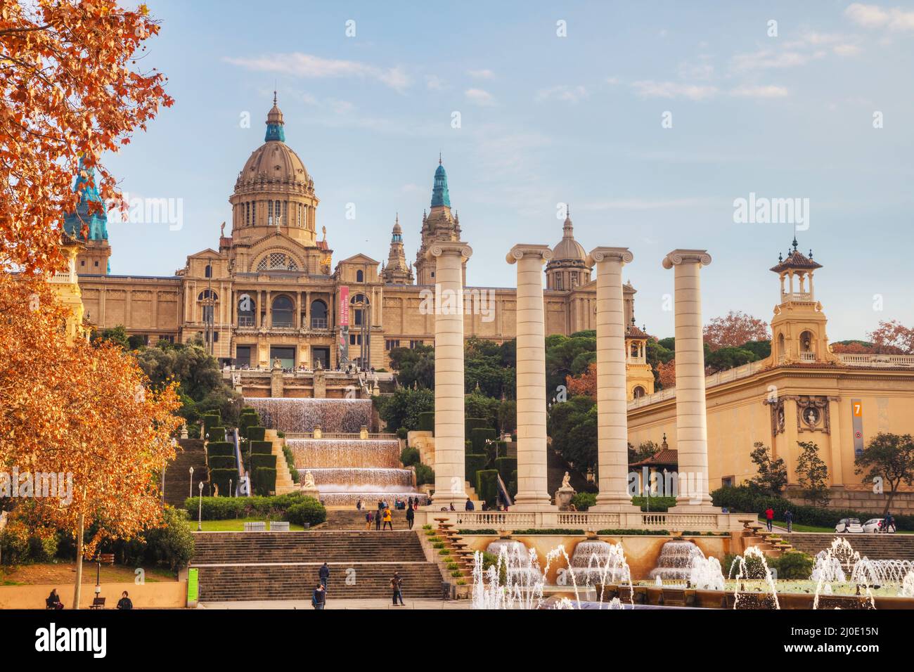 Colline Montjuic avec les gens sur une journée ensoleillée Banque D'Images