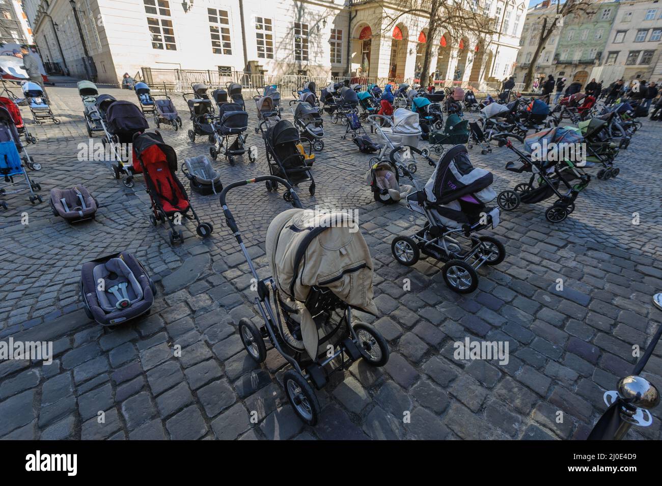 Lviv, Ukraine. 18th mars 2022. Action sociale "le prix de la guerre", le but est d'attirer l'attention sur la mort d'enfants ukrainiens innocents. 109 landaus ont été placés sur la place Rynok comme symbole de 109 enfants tués depuis l'invasion russe à grande échelle. Crédit : SOPA Images Limited/Alamy Live News Banque D'Images