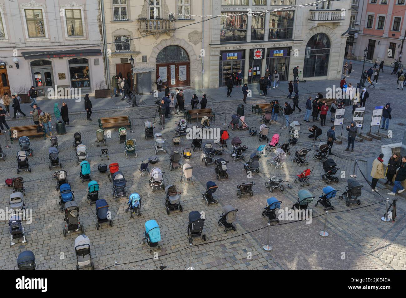 Lviv, Ukraine. 18th mars 2022. Action sociale "le prix de la guerre", le but est d'attirer l'attention sur la mort d'enfants ukrainiens innocents. 109 landaus ont été placés sur la place Rynok comme symbole de 109 enfants tués depuis l'invasion russe à grande échelle. Crédit : SOPA Images Limited/Alamy Live News Banque D'Images