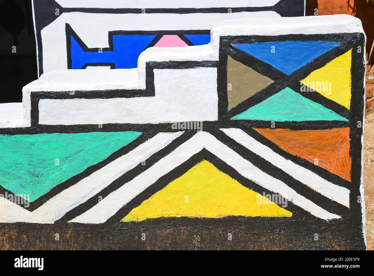 Les Ndebele peintes en séjour à Motseng Village culturel, Sun City, Pilanesberg, Province du Nord-Ouest, Afrique du Sud Banque D'Images