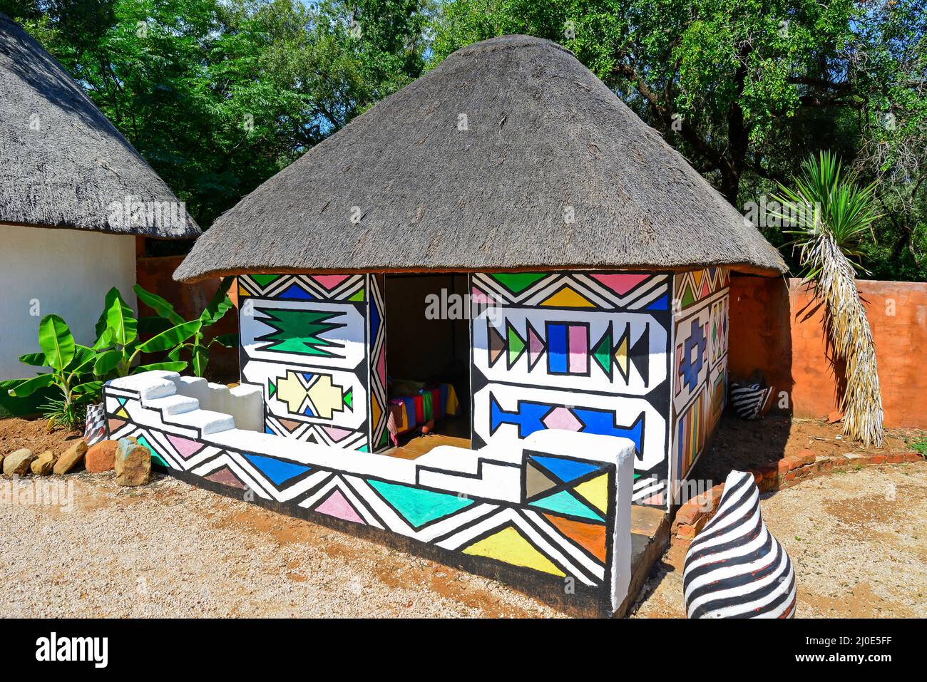 Les Ndebele peintes en séjour à Motseng Village culturel, Sun City, Pilanesberg, Province du Nord-Ouest, Afrique du Sud Banque D'Images