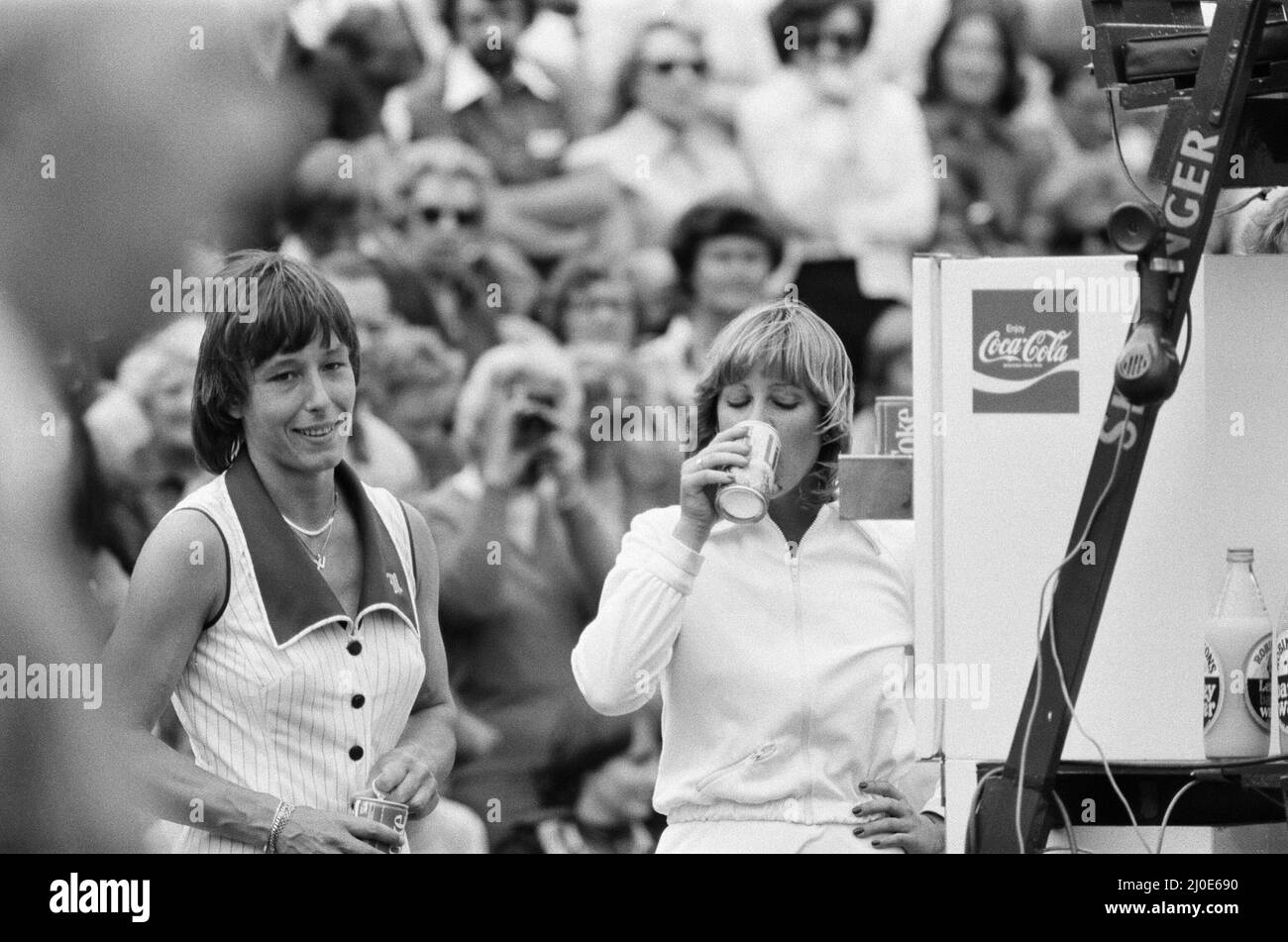 1978 Dames Singles final, Wimbledon, Chris Evert v Martina Navratilova, Wimbledon tennis Championships , vendredi 7th juillet 1978. Martina Navratilova gagne en trois séries (2?6, 6?4, 7?5) notre image montre ... Martina Navratilova et Chris Evert sirotent un verre après le match. Banque D'Images