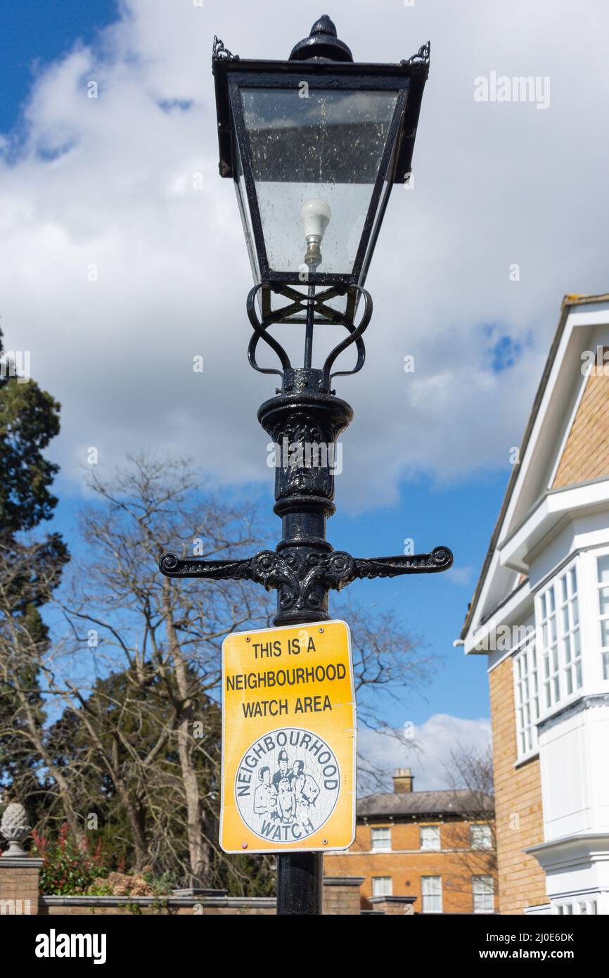Lampe de rue avec panneau de montre de quartier, Aspen Square Oatlands Drive, Oatlands, Surrey, Angleterre, Royaume-Uni Banque D'Images