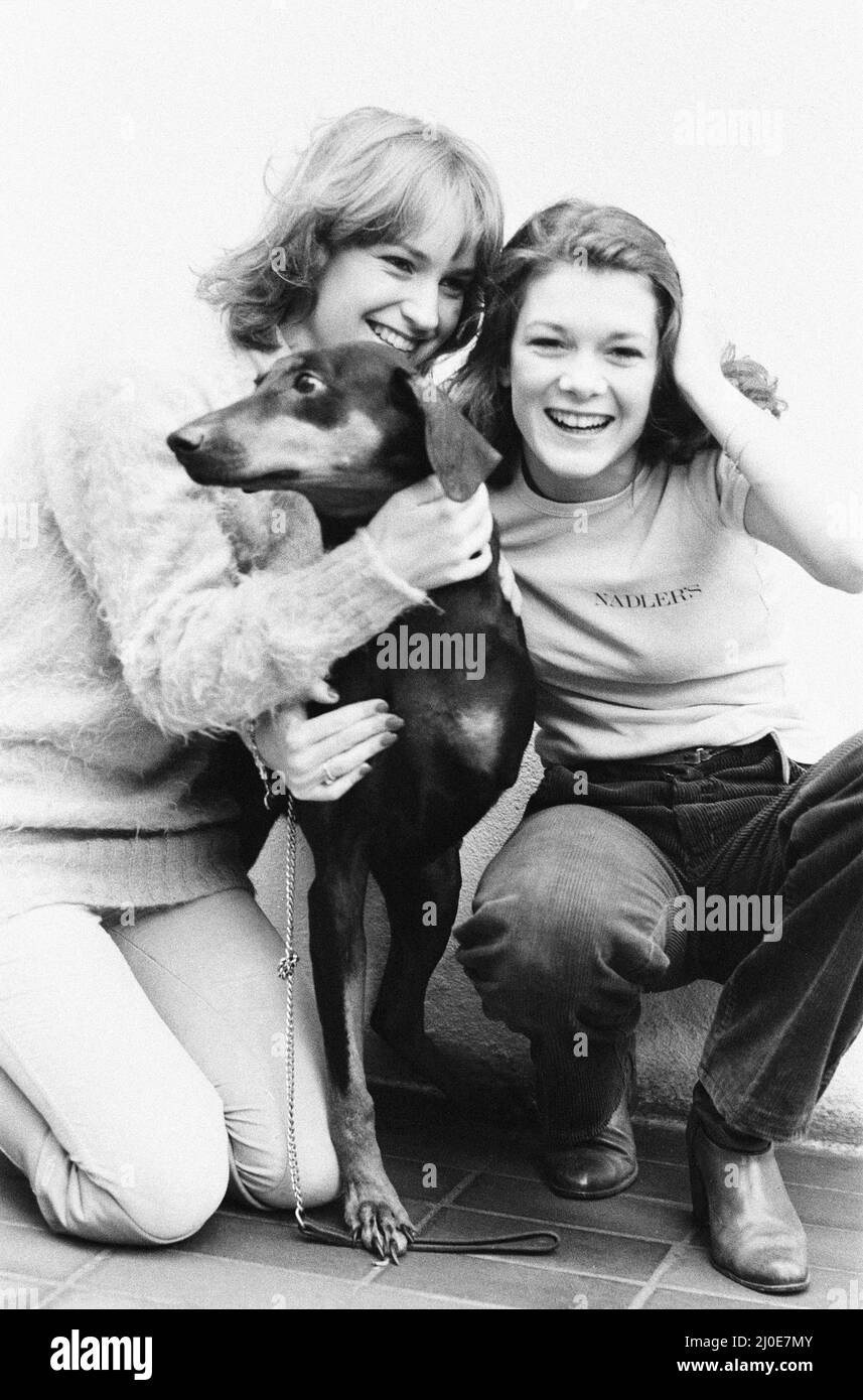 Killer's Moon, photo-appel pour promouvoir le nouveau film, Londres, 15th novembre 1978. Sur la photo, les acteurs du film, Georgina Kean (à gauche), 19 ans, et Lisa Vanderpump (à droite), 17 ans, avec doberman pinscher et la star du film, Hannah, qui est également un véritable chien de héros de la vie. Hannah a perdu une jambe lorsqu'elle a tiré alors qu'elle défendait son propriétaire lors d'un vol à main armée de 1974. Synopsis du film, quatre malades mentaux - qui, en raison d'expériences non autorisées, croient vivre dans un rêve et ont éliminé tous les impératifs moraux - s'évadent et trouvent leur chemin vers la charge de bus la plus proche des écoliers bloqués. Banque D'Images