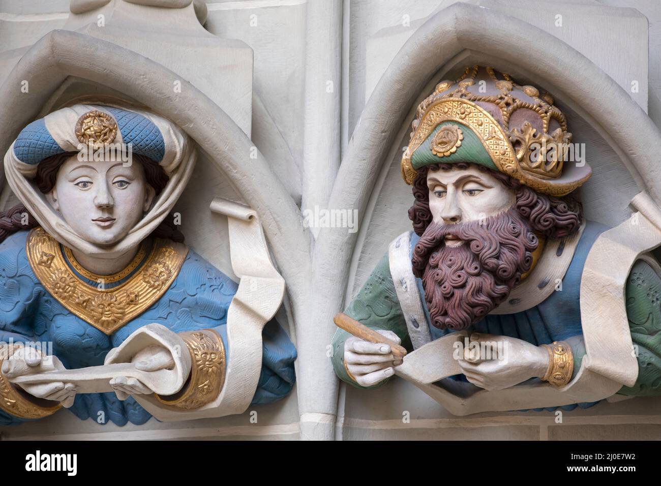Relief en pierre à l'entrée de la cathédrale médiévale suisse de Berne. Décoration de façade de l'église évangélique de Berne. Sculptures gothiques, architecture ele Banque D'Images